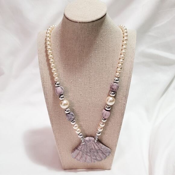 Faux pearl and lavender marbled stone fan shell statement necklace - Picture 10 of 11